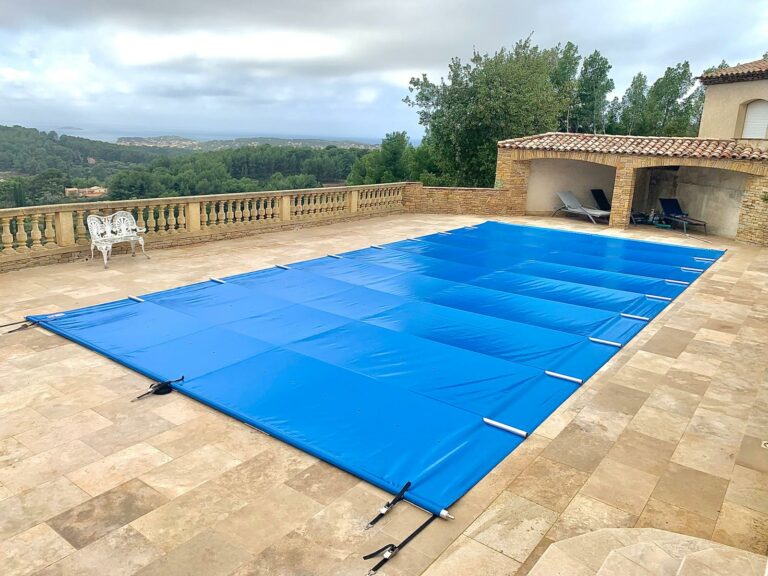 Préparez votre piscine pour l’hiver avec les bâches à barres !